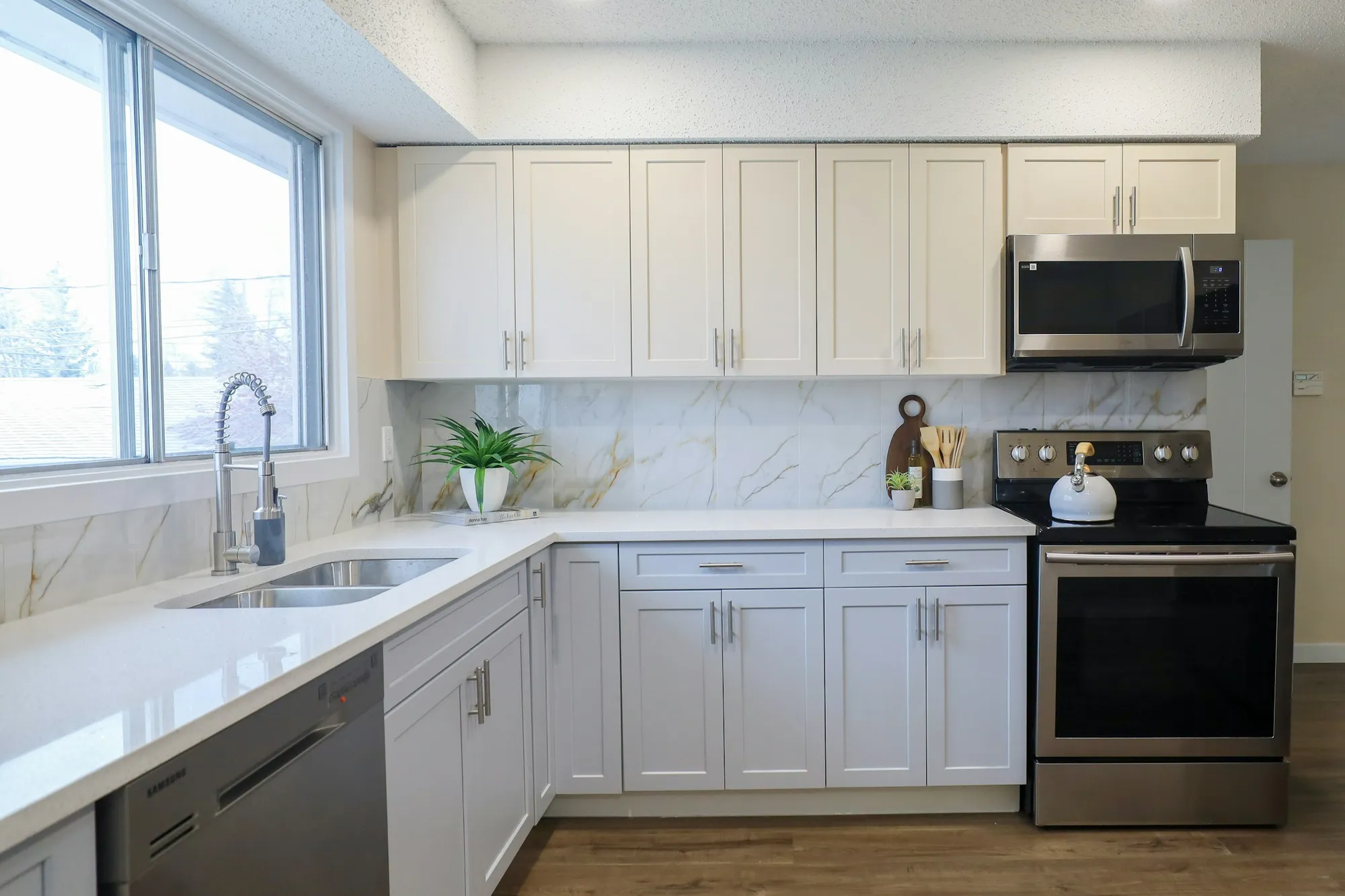 White shaker kitchen with a marble splashback